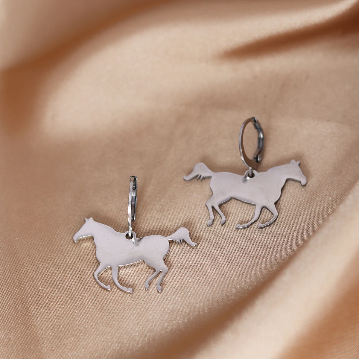 CHENGXUN סוס עגיל חיה עגילי חישוק נירוסטה פשוטה תכשיטים מסיבת יום הולדת מתנות לנשים1