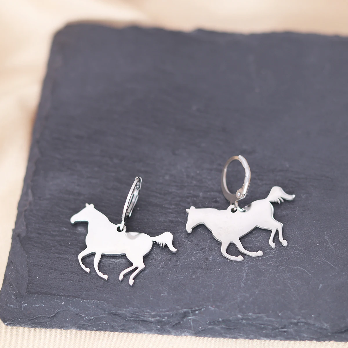 CHENGXUN סוס עגיל חיה עגילי חישוק נירוסטה פשוטה תכשיטים מסיבת יום הולדת מתנות לנשים3